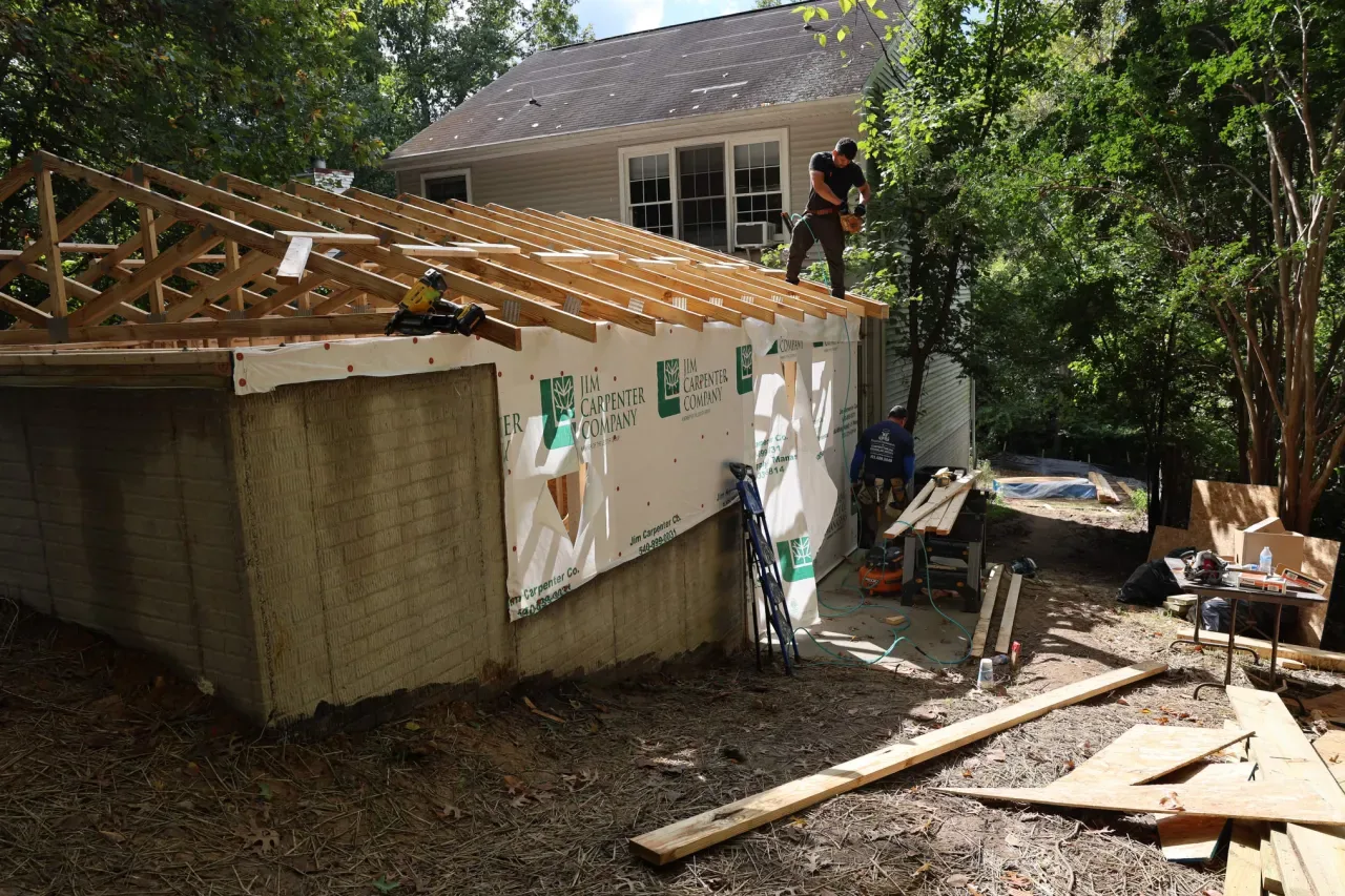 Setting roof trusses on a new build