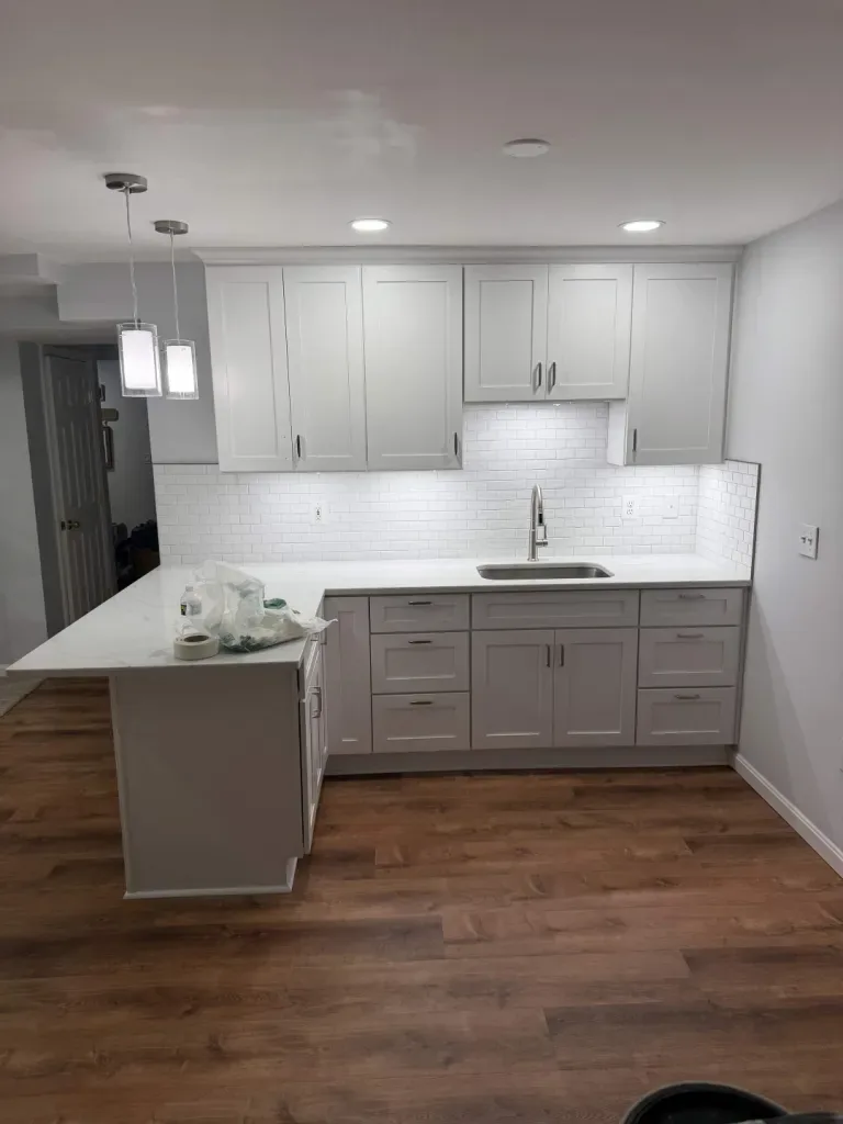 White shaker kitchen with peninsula & pendant lights